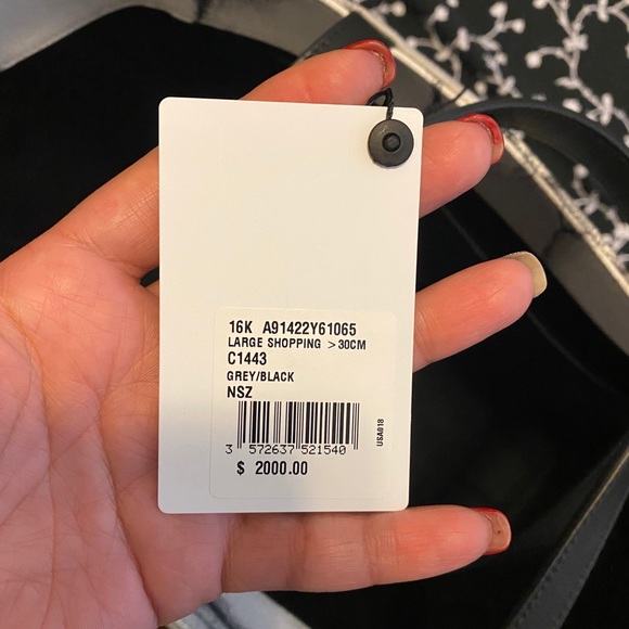 🔴SOLD🔴Authentic RARE New CHANEL Camilla Tote - Picture 12 of 16